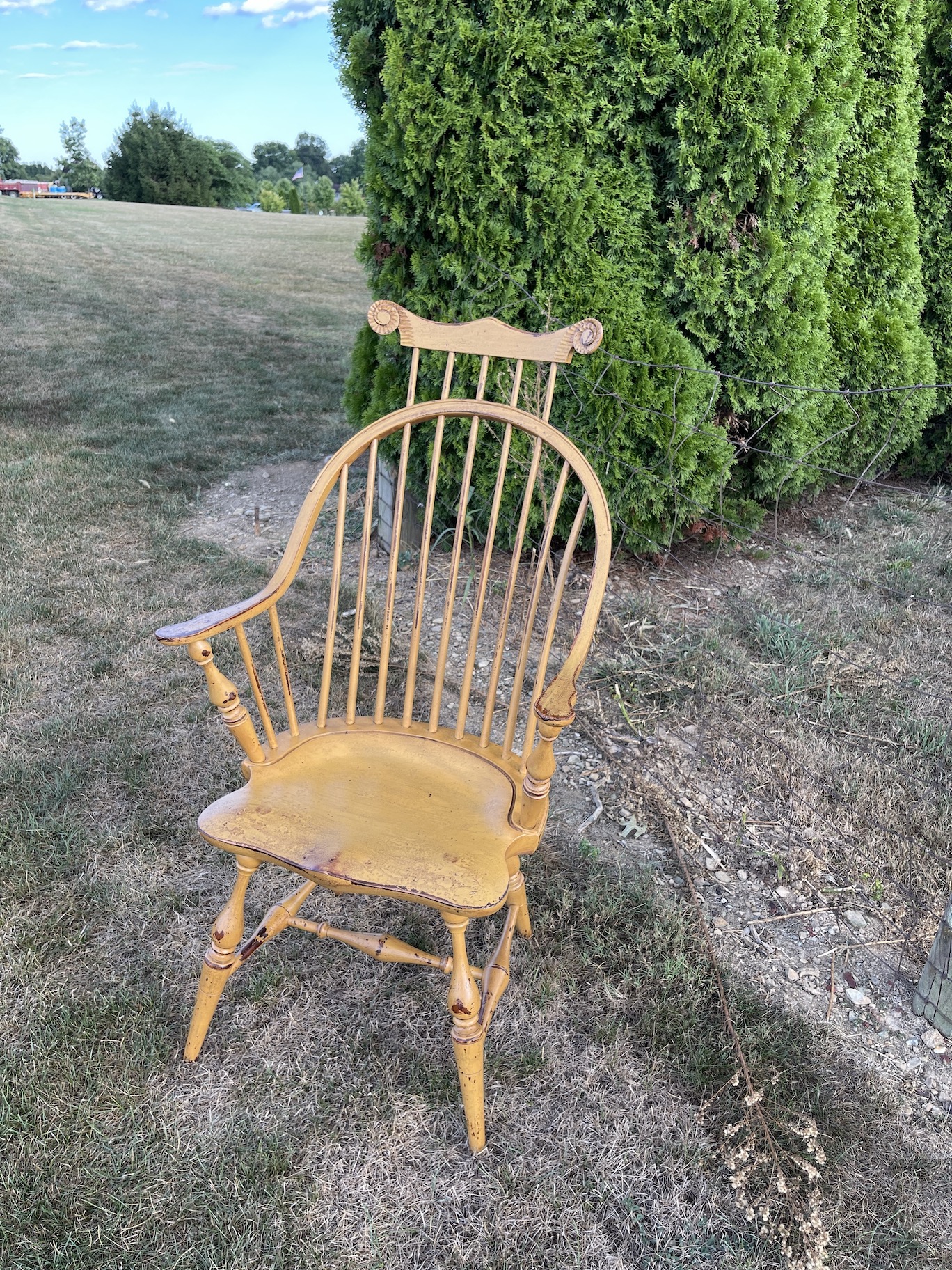 Painted Historical Continuous Arm Windsor Chair With Comb-image