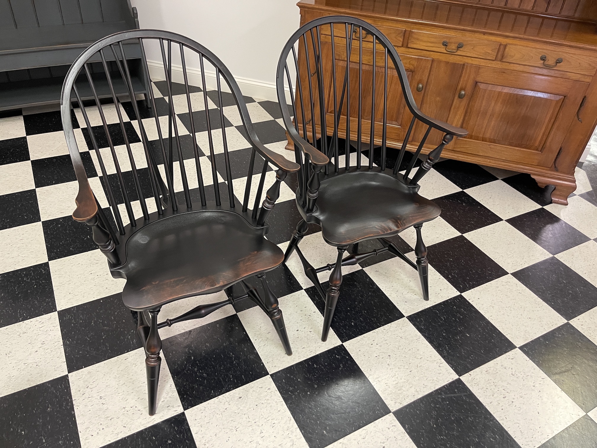 Pair of Historical New York Continuous Windsor Armchairs with Brace-image